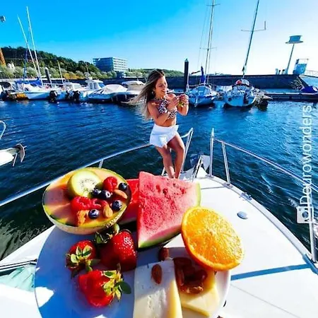 Cozy Boat In Nova Gaia, Porto Vila Nova de Gaia
