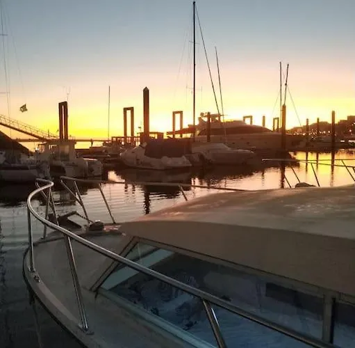 Cozy Boat In Nova Gaia, Porto *