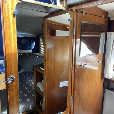 Cozy Boat In Nova Gaia, Porto Ботель Вила-Нова-ди-Гая