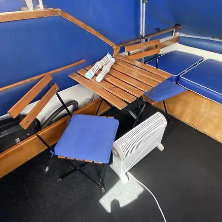 Cozy Boat In Nova Gaia, Porto Ботель Вила-Нова-ди-Гая