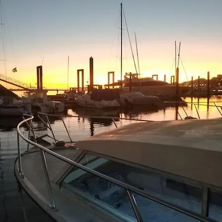 Cozy Boat In Nova Gaia, Porto *