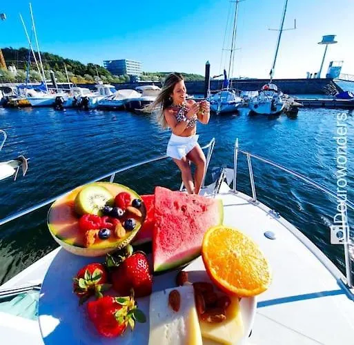 Cozy Boat In Nova Gaia, Porto Вила-Нова-ди-Гая