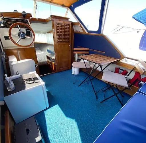 Botel Cozy Boat In Nova Gaia, Porto